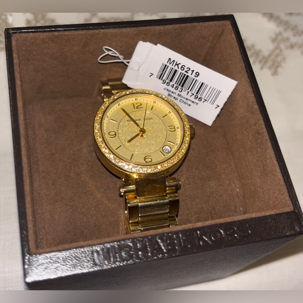 NWT Michael Kors MK6219 Women's Stainless Steel Analog Dial
Quartz Wrist Watch